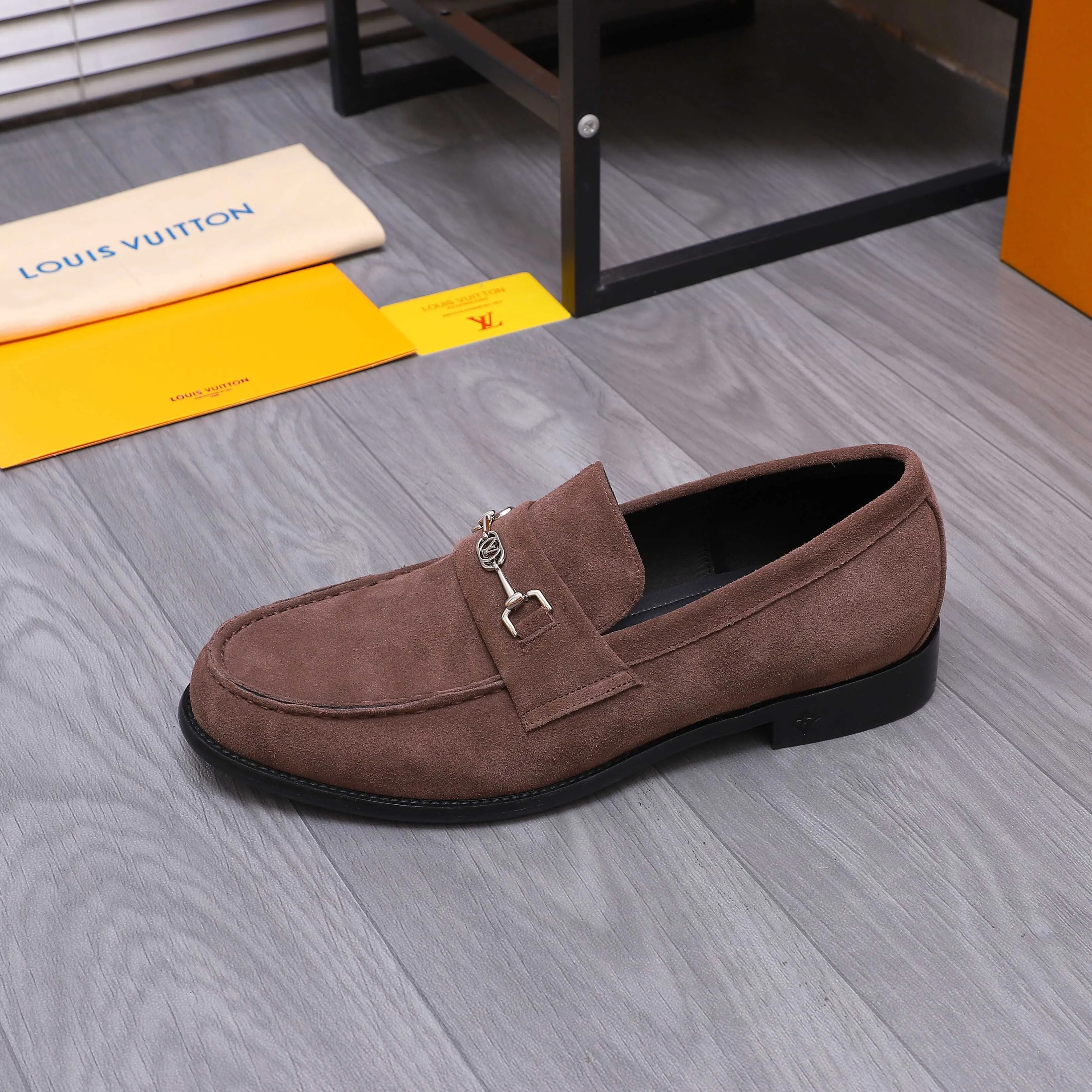 Men's shoes 💰660 Product trademark: LV [Louis Vuitton] business casual slip-on leather shoes, regular size. Size: 39-44 (38.45 custom-made, non-refundable) Product materials: Selected frosted cowhide upper, cowhide lining, original outsole
